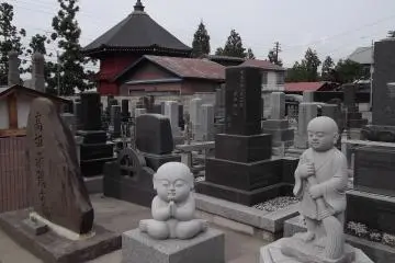 <p>The graveyards are home to a wide, wide variety of statues</p>