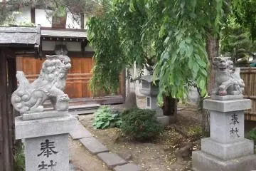 <p>Lions guard some of the entrances</p>