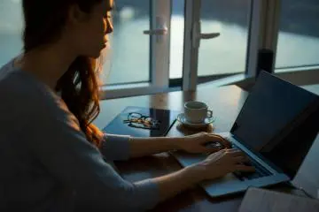 Photo: <a href="https://unsplash.com/photos/woman-sitting-beside-table-using-laptop-UK78i6vK3sc" target="_blank" rel="noreferrer noopener nofollow">Thought Catalog</a> / Unsplash