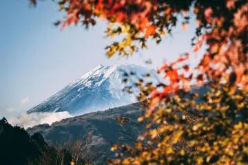 Mt. Fuji in autumn (Photo: <a href="https://www.pexels.com/photo/scenic-photo-of-mountain-during-daytime-3917809/" target="_blank" rel="noreferrer noopener nofollow">DSD</a> / Pexels)