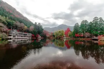 Lake Kinrin, Yufuin, Oita (Photo: <a href="https://unsplash.com/photos/landscape-photography-of-body-of-water-surrounded-with-trees-JV063WPzq-8" target="_blank" rel="noreferrer noopener nofollow">Liming Huang</a> / Unsplash)