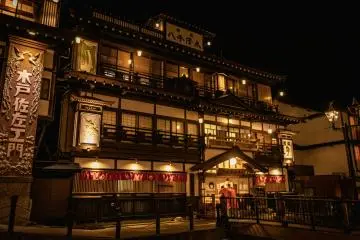 Ginzan Onsen, Yamagata (Photo: <a href="https://unsplash.com/photos/a-building-lit-up-at-night-with-lights-on-nCZLeMA7JmE" target="_blank" rel="noreferrer noopener nofollow">Sylvia Xu</a> / Unsplash)