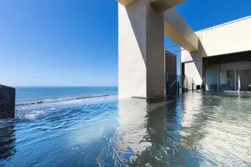 10th-floor observation bath