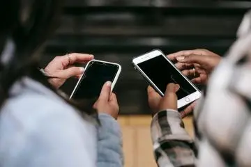 Photo: <a href="https://www.pexels.com/photo/crop-diverse-female-partners-chatting-on-smartphones-with-black-screens-5965771/" target="_blank" rel="noreferrer noopener nofollow">Charlotte May</a> / Pexels