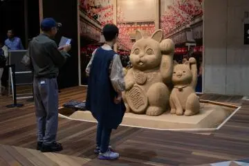 Beckoning maneki-neko cats, symbols of good fortune.