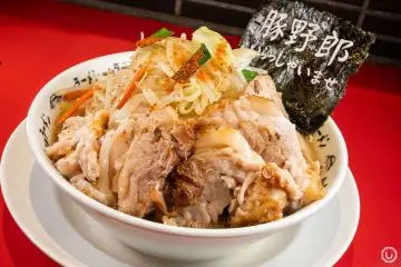 “豚野郎,” Tonkotsu Ramen with char siu pork 1,430 JPY (tax included)