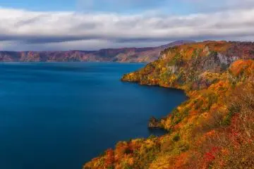 Fall foliage at Lake Towada (Photo: <a href="https://www.flickr.com/photos/agustinrafaelreyes/22518309205" target="_blank" rel="noreferrer noopener nofollow">Agustin Rafael Reyes</a> / <a href="https://creativecommons.org/licenses/by-nc-sa/2.0/" target="_blank" rel="noreferrer noopener nofollow">CC BY-NC-SA 2.0</a>)