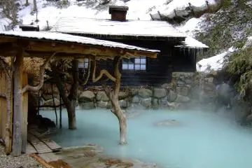 Tsuru-no-yu, one of eight hot-spring baths at Nyuto Onsen (Photo: <a href="https://www.flickr.com/photos/enakamura/4889984288" target="_blank" rel="noreferrer noopener nofollow">etsuko.nakamura</a> / <a href="https://creativecommons.org/licenses/by-nc-sa/2.0/" target="_blank" rel="noreferrer noopener nofollow">CC BY-NC-SA 2.0</a>)