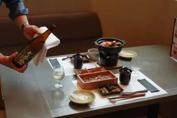 Pouring the sake (Photo: Cathy Guex)