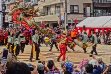 Dragon dance (Photo: Kunchi festival – <a href="https://commons.wikimedia.org/wiki/File:Kunchi_festival_-_panoramio_(20).jpg" target="_blank" rel="noreferrer noopener nofollow">Masoud Akbari</a> / <a href="https://creativecommons.org/licenses/by-sa/3.0/deed.en" target="_blank" rel="noreferrer noopener nofollow">CC BY-SA 3.0</a>)
