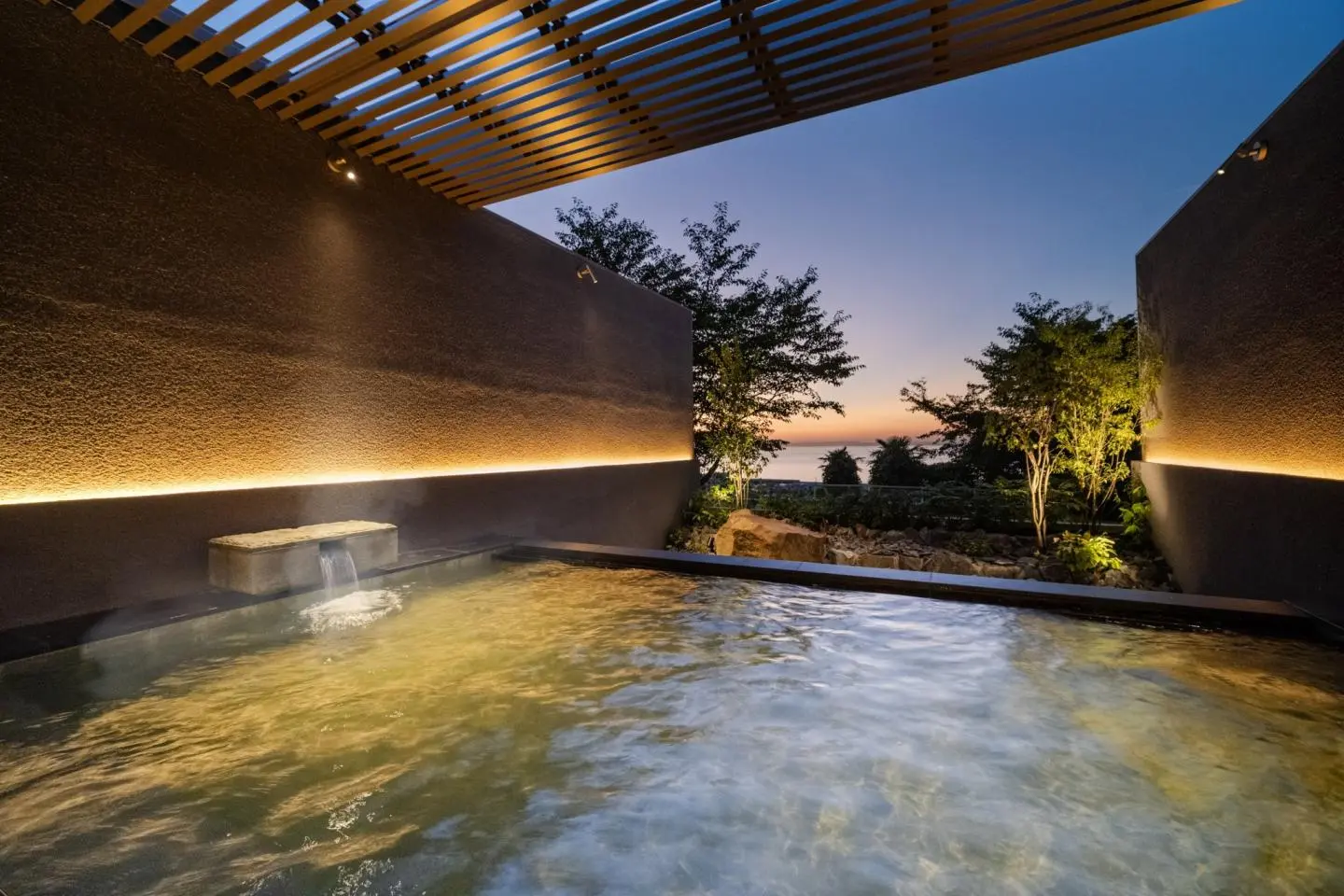 First-floor open-air bath