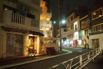 ถนนเล็ก ๆ ที่สงบและโรแมนติกซึ่งมีร้านขายผ้าและคาเฟ่
