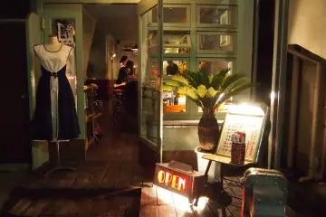 คาเฟ่สดเก๋อีกแห่งที่ประดับร้านแบบน่าสนใจ ดูเหมือนจะเป็นร้านลูกครึ่งกาแฟกับส่วนผสมของร้านขาย