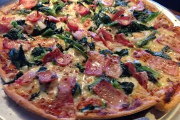 <p>Bacon and spinach pizza</p>