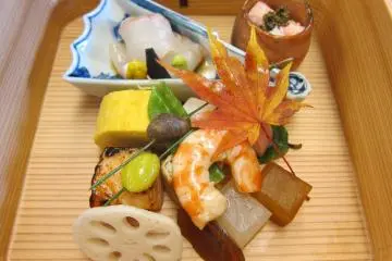 The presentation of kaiseki cuisine is almost too aesthetically pleasing to eat! (Photo: <a href="https://commons.wikimedia.org/wiki/File:Kaiseki_001.jpg" target="_blank" rel="noreferrer noopener nofollow">Yuya Tamai</a> / <a href="https://creativecommons.org/licenses/by/2.0/" target="_blank" rel="noreferrer noopener nofollow">CC BY 2.0</a>)