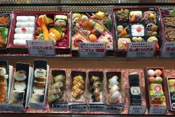 Even ekiben (tran station bento) rarely disappoint (Photo: <a href="https://commons.wikimedia.org/wiki/File:Ekiben_%2844548722260%29.jpg" target="_blank" rel="noreferrer noopener nofollow">Emily Jiang</a> / <a href="https://creativecommons.org/licenses/by/2.0/" target="_blank" rel="noreferrer noopener nofollow">CC BY 2.0</a>)