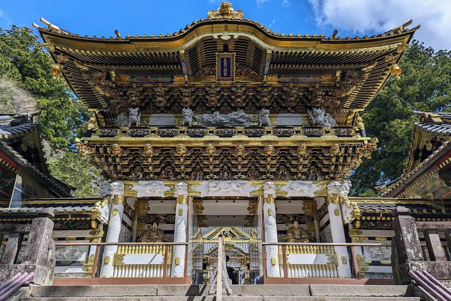 The beautifully decorated Yōmeimon Gate at Nikko Toshogu Shrine (Photo: Jpatokal / CC BY-SA 4.0)
