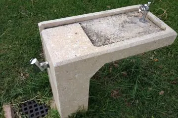 <p>There are many drinking fountains throughout the park</p>