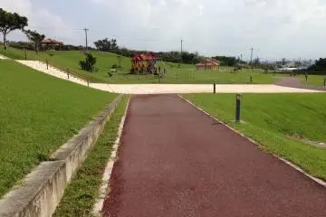<p>There's a wide winding walkway that's nearly a kilometer long that great for joggers or to just avoid the many stairs when transition from one part of the park to another</p>