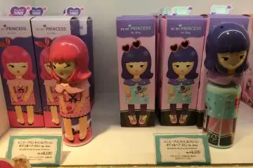 Ces flacons me rappellent la ligne de parfums Harajuku de Gwen Stefani