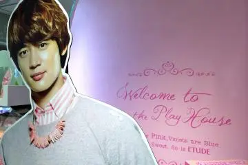 Un membre du groupe de K-Pop SHINee pose également pour Etude House