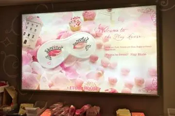 Un panneau Etude House fantaisiste