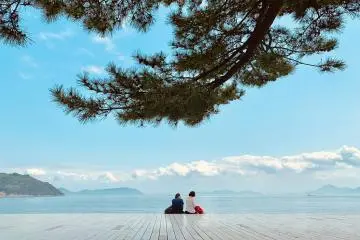 Photo: <a href="https://unsplash.com/photos/person-sitting-on-white-snow-covered-ground-near-body-of-water-during-daytime-teYjKGvqkz8" target="_blank" rel="noreferrer noopener nofollow">Kaori Chin</a> / Unsplash