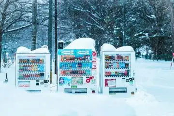 Photo: <a href="https://unsplash.com/photos/a-couple-of-vending-machines-sitting-in-the-snow-BPNZDKK_4Vs" target="_blank" rel="noreferrer noopener nofollow">Alex Mesmer</a> / Unsplash