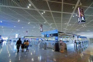 Photo: <a href="https://commons.wikimedia.org/wiki/File:Terminal_1_Departure_Lobby_of_Tokyo_Narita_Airport_%28South_Wing%29.JPG" target="_blank" rel="noreferrer noopener nofollow">名無し野電車区</a> / <a href="https://creativecommons.org/licenses/by-sa/3.0/deed.en" target="_blank" rel="noreferrer noopener nofollow">CC BY-SA 3.0</a>