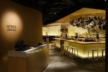 Lot of bar seats available, but don't worry plenty of tables and private rooms in the back (Photo: <a href="http://www.mothers.jpn.com/" target="_blank" rel="noreferrer noopener nofollow">Mother's Roppongi Hills</a>)