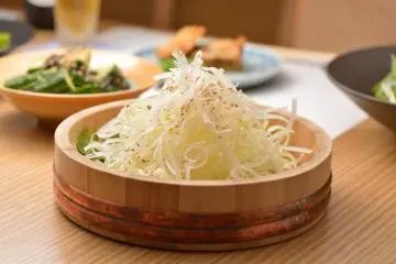 Thinly sliced cucumber salad (Photo: <a href="http://www.mothers.jpn.com/" target="_blank" rel="noreferrer noopener nofollow">Mother's Roppongi Hills</a>)
