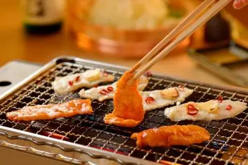 Fugu is the reason many come, sliced thin and grilled right in front of you (Photo: <a href="http://www.mothers.jpn.com/" target="_blank" rel="noreferrer noopener nofollow">Mother's Roppongi Hills</a>)