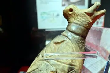Side of the zoomorphic figurine