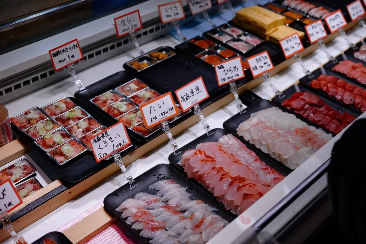 Seafood options at Aomori Gyosai Center (Photo: Todd Fong)