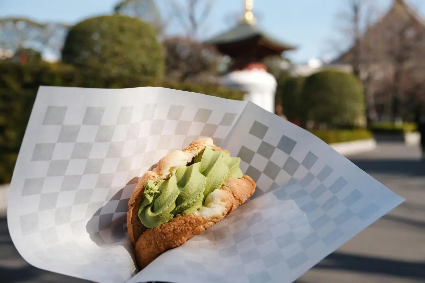 Traditional melonpan filled with matcha ice cream from Asakusa Kagetsudo (Photo: Wei / Unsplash)