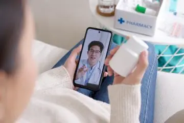 Online medical support (Photo: Chay_Tee / Shutterstock.com)