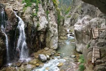 Hakuryukyo in Kurobe Gorge (<a href="https://creativecommons.org/licenses/by-sa/3.0/deed.en" target="_blank" rel="noreferrer noopener nofollow">CC BY-SA 3.0</a>)