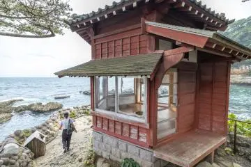 Rokkakudo face à la mer
