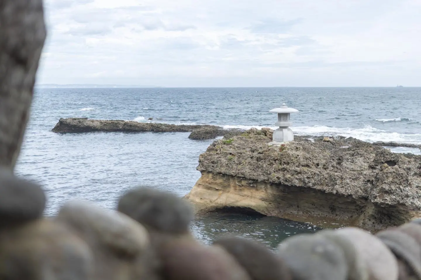 Lanterne de pierre sur le rivage rocheux près de Rokkakudo (Photo: Fabien Recoquille)