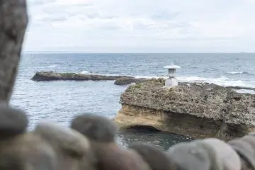 Lanterne de pierre sur le rivage rocheux près de Rokkakudo