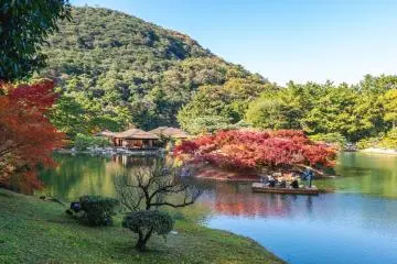 Ritsurin Garden (Photo: leungchopan / Shutterstock.com)