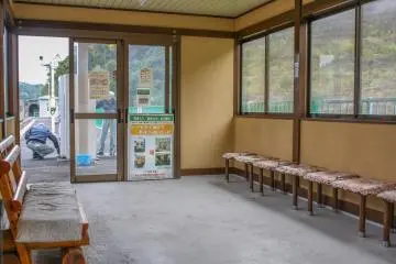 승강장에서 기차를 기다리세요