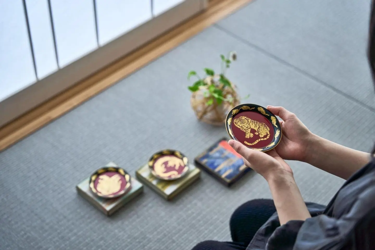 Decorate small plates with gold leaf