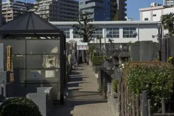 <p>The grave of Oiwa lies beyond the Torii</p>