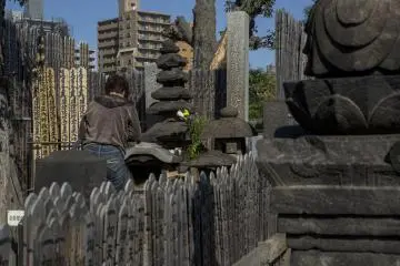 <p>This woman also pays her respect. It is said Oiwa will help you resolve if you come to her with a problem</p>