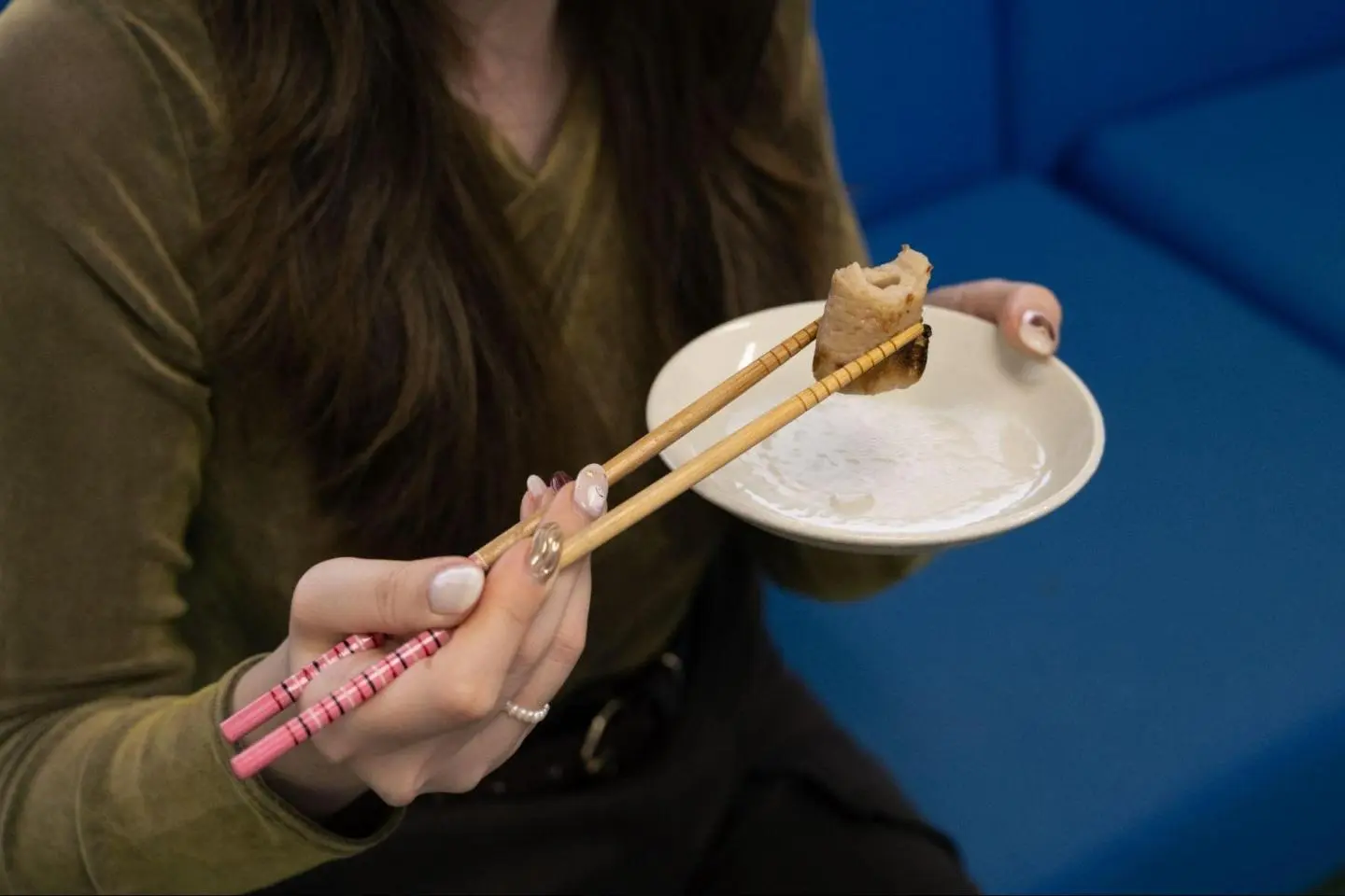 Goûter le gâteau de poisson chikuwa dans l'oden du Yamatoku Hiratsuka Suisan (Leslie Taylor) (Photo: Leslie Taylor)