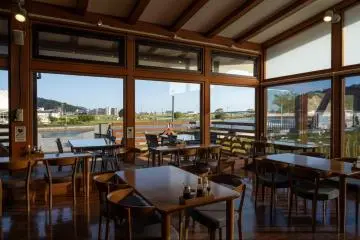 Le restaurant au bord de la rivière à Ishinomaki Genki Ichiba (Leslie Taylor)