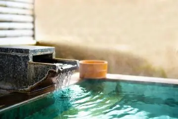 Source thermale (onsen) au Japon (Shutterstock : Dpongvit)