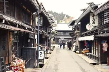 Photo: <a href="https://commons.wikimedia.org/wiki/File:Hida_Takayama_old_town_streets_%2848519369602%29.jpg" target="_blank" rel="noreferrer noopener nofollow">Raita Futo</a> / <a href="https://creativecommons.org/licenses/by/2.0/" target="_blank" rel="noreferrer noopener nofollow">CC BY 2.0</a>