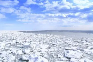 Seasonal winter drift ice (ryuhyo)